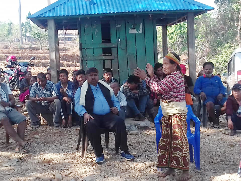 मकवानपुरको मनहरी गाउँपालिकाको टोलस्तरमा भएको अन्तरक्रिया कार्यक्रममा आफ्नो भनाइ राख्दै स्थानीय महिला ।